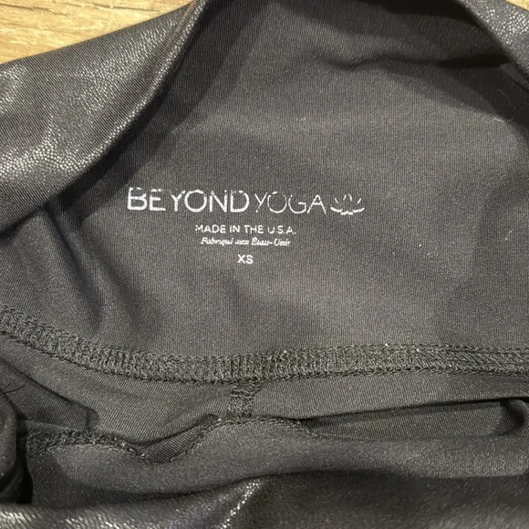 EUC Beyond Yoga Heather Rib Black Shine High Waisted Midi Legging Size XS - Picture 4 of 9